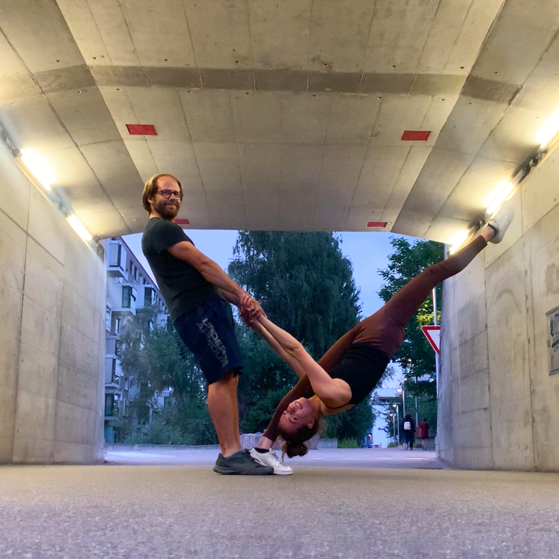 Fadri and Leona at the Urban Acro Festival Acrobatic Acroyoga and Standing Flows Schweiz